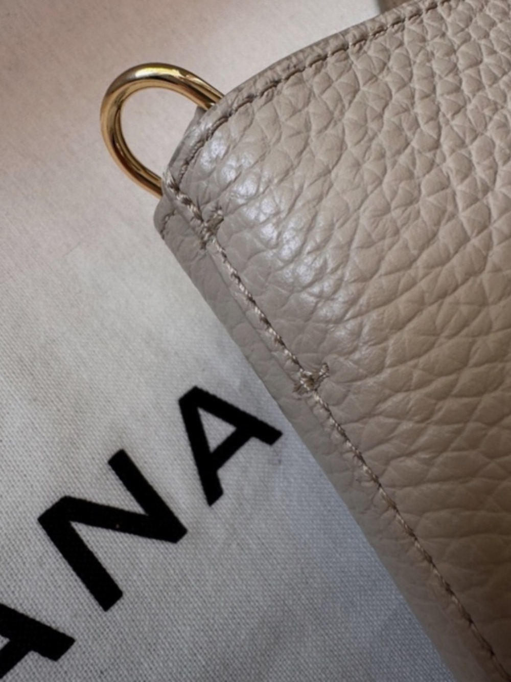 Cuyana System Tote 16-Inch | Stone Pebbled Leather - Picture 4 of 11